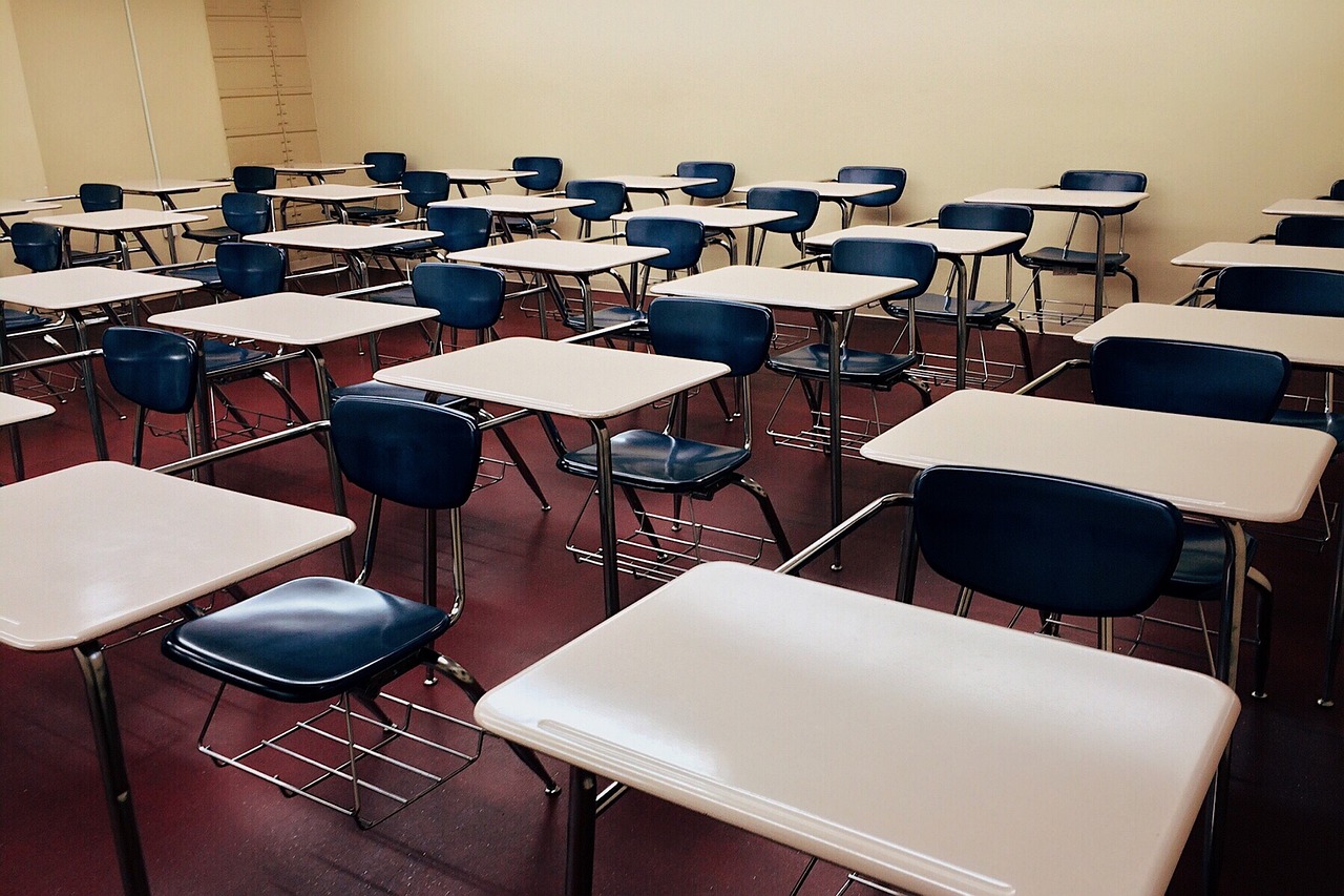 深圳一学校推行新举措，未订校餐学生在操场共享餐食