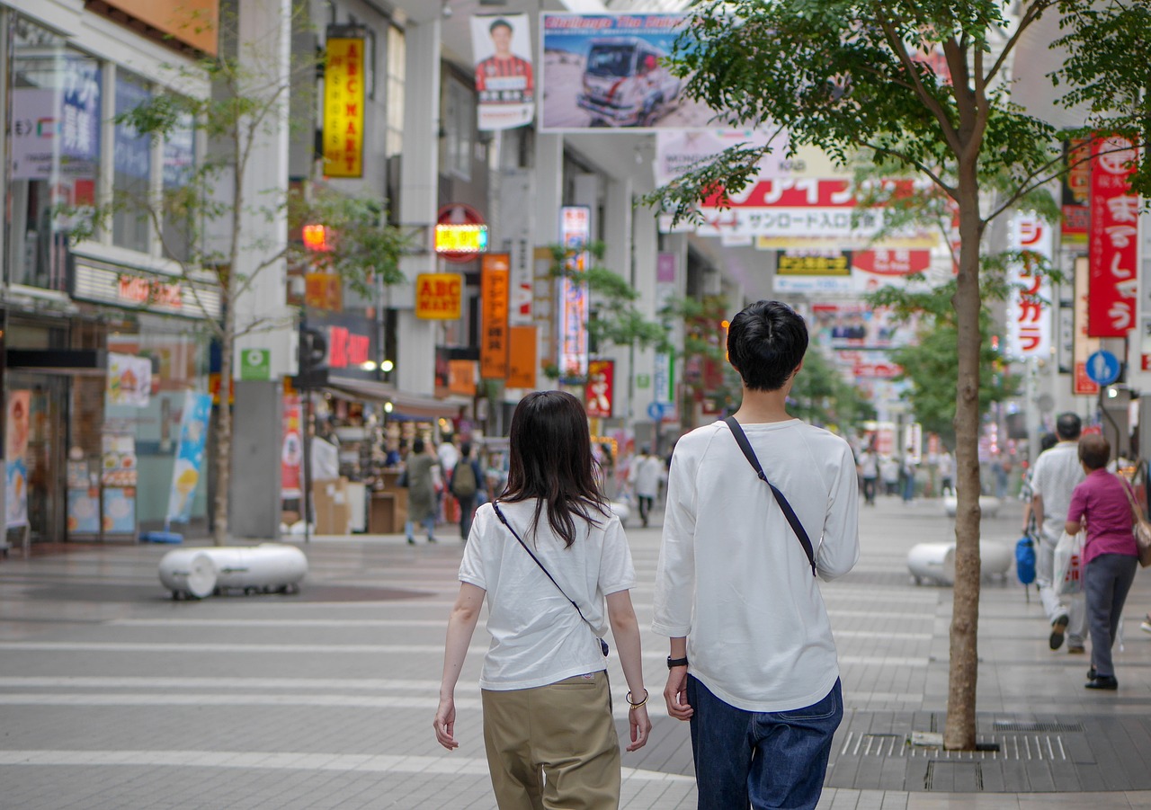 女子凌晨独坐桥上，小伙警觉救人