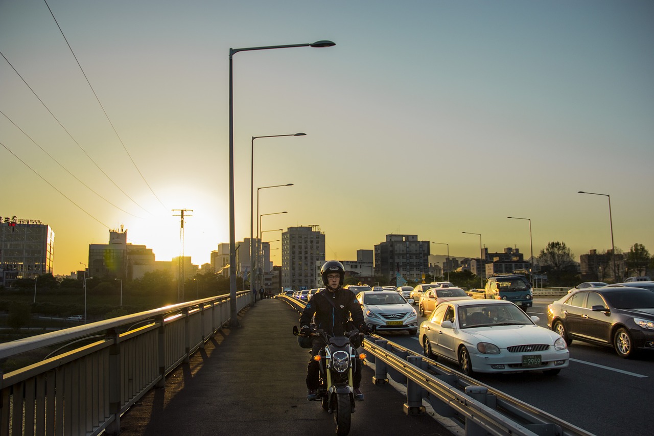 问界SUV疑失控蹦跳冲入车流，事故背后的技术与管理问题探讨